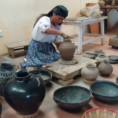 Con creaciones en barro negro, mujeres apoyan a otras en Oaxaca